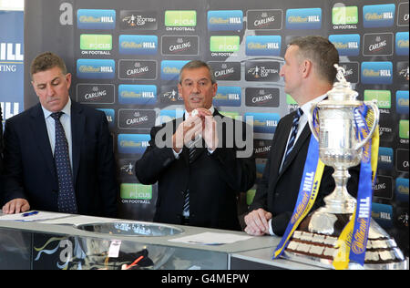 Campbell Ogilvie, président de la FA écossaise (au centre), avec l'ancien directeur de Motherwell et d'Aberdeen Mark McGhee et le directeur des opérations de la région de William Hill Eddie Thompson (à droite) lors du 3e tour de la coupe écossaise au champ de courses de Musselburgh, à Musselburgh. Banque D'Images