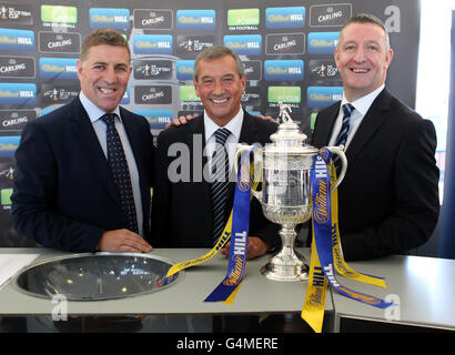 Campbell Ogilvie, président de la FA écossaise (au centre), avec l'ancien directeur de Motherwell et d'Aberdeen Mark McGhee et le directeur des opérations de la région de William Hill Eddie Thompson (à droite) lors du 3e tour de la coupe écossaise au champ de courses de Musselburgh, à Musselburgh. Banque D'Images