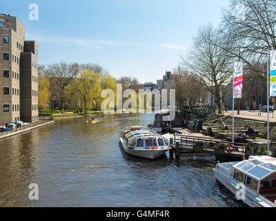 Vue d'un des nombreux canaux d'Amsterdam sur une belle journée de printemps. Banque D'Images