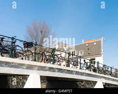 Jusqu'à vers un pont sur l'un des nombreux canaux d'Amsterdam. Banque D'Images