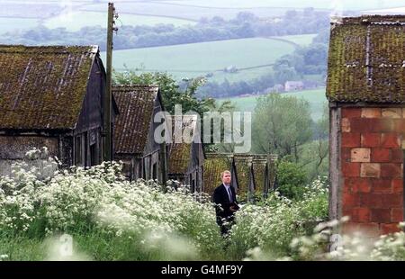 L'agent foncier Justin Bates s'occupe d'un camp de prisonniers de guerre (POW) à Harperley Farm, Co Durham.Le camp de 17 hectares, avec 50 huttes de prison, chapelle et théâtre, est allé sur le marché pour un prix de paquet de 1.1 millions (livres).* le camp construit par les prisonniers de guerre italiens au début des années 1940 et occupé par les prisonniers de guerre allemands.Fait partie de la ferme Low Harperley de 471 hectares, dans le comté de Durham, Banque D'Images