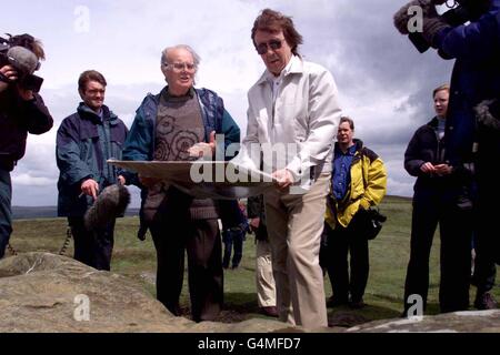 Bill Wyman, légende du rock, lance le relevé d'art rupestre préhistorique du patrimoine anglais à Lordenshaw, dans le Northumberland. * guitariste Rolling Stones Banque D'Images