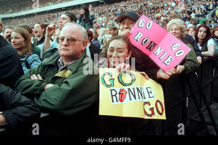 Les fans de Ronnie Wood attendent avec impatience dans la première rangée tandis que les Rolling Stones amorcera leur visite britannique au stade Murrayfield d'Édimbourg, à Édimbourg. Banque D'Images