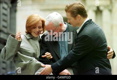 X - fichier l'actrice Gillian Anderson à un photocall à Glasgow pour son nouveau film avec le réalisateur Terence Davies (à gauche) et l'acteur Eric Stoltz.Gillian sera la vedette de Lily Bart dans 'la Maison de Mirth'.Le film sera tourné à l'été 1999 en Ecosse et dans le sud de la France. Banque D'Images