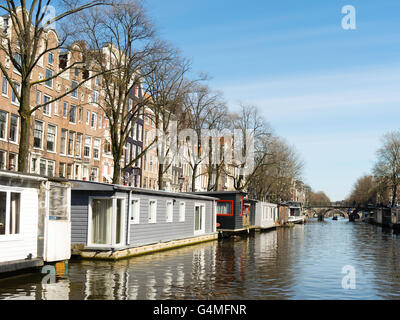 Vue le long d'un des nombreux canaux d'Amsterdam sur une belle journée de printemps. Banque D'Images