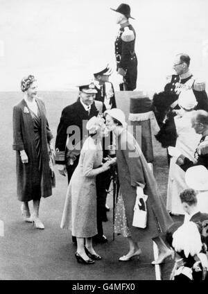 L'héritier danois du trône, la princesse Margrethe, salue la reine Elizabeth II avec un baiser à son arrivée à Copenhague du yacht royal Britannia, accompagné du duc d'Édimbourg. Avec le couple royal sont le roi Frederik IX et la reine Ingrid du Danemark. Banque D'Images