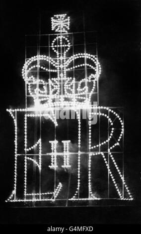 Le cypher royal britannique brille dans un morceau de 15 mètres de haut pendant les feux d'artifice de l'autre côté du port de Copenhague qui a suivi le dîner donné par la Reine et le duc d'Édimbourg à bord du yacht royal Britannia pour le roi Frederik et la reine Ingrid du Danemark. Banque D'Images