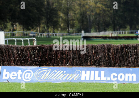 Courses hippiques - National Hunt - Hippodrome de Worcester. Vue générale sur un obstacle à l'hippodrome de Worcester Banque D'Images