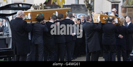 Les cercueils de Bridget Sharkey et de son frère Thomas Sharkey sont transportés dans l'église Saint-Joseph à Helensburgh avant leurs funérailles. Banque D'Images