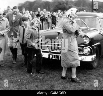 La reine Elizabeth II avec ses enfants le prince Charles et la princesse Anne au terrain de polo de Smith's Lawn, dans le Grand parc de Windsor. À gauche se trouve la princesse Andrew de Grèce, mère du duc d'Édimbourg. Banque D'Images