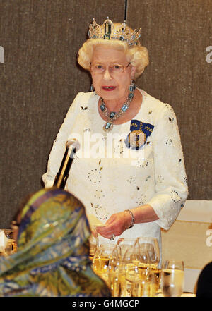 La reine Elizabeth II de Grande-Bretagne s'adresse brièvement aux dirigeants du Commonwealth, avant d'organiser un banquet à l'hôtel Pan Pacific à Perth, en Australie occidentale. Banque D'Images