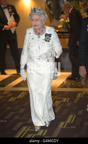 La reine Elizabeth II de Grande-Bretagne arrive à un banquet pour les dirigeants du Commonwealth à l'hôtel Pan Pacific à Perth, en Australie occidentale. Banque D'Images