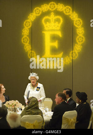 La reine Elizabeth II de Grande-Bretagne s'adresse brièvement aux dirigeants du Commonwealth, avant d'organiser un banquet à l'hôtel Pan Pacific à Perth, en Australie occidentale. Banque D'Images