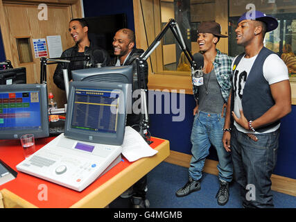 JLS (de gauche à droite) Marvin Humes, Jonathan 'JB' Gill, Aston Merrygold et Oritse Williams en studio lors d'une visite aux studios Capital FM, Leeds. Banque D'Images