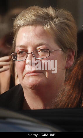 L'épouse Angela Sharkey au crématorium de Cardross en Écosse à la suite des funérailles de son mari Thomas Sharkey, décédé suite à un incendie délibéré qui a tué leurs deux enfants. Banque D'Images