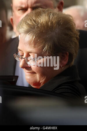 L'épouse Angela Sharkey au crématorium de Cardross en Écosse à la suite des funérailles de son mari Thomas Sharkey, décédé suite à un incendie délibéré qui a tué leurs deux enfants. Banque D'Images