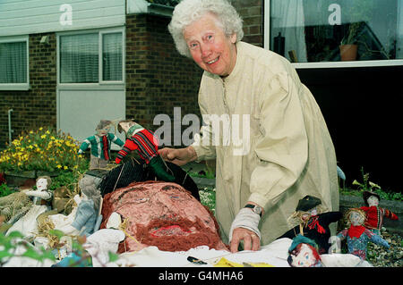 Marjorie Spiller, 67 ans, avec l'une des 47 défilés dans sa représentation des voyages de Gulliver à Barton Mills, près de Mildenhall, dans le Suffolk, où les villageois tentent d'obtenir une place dans le livre Guiness des records en ayant plus de 500 défilés en exposition. Banque D'Images