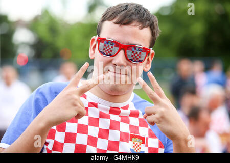 Des fans de football EURO 2016 regarder match République tchèque contre la Croatie à Zagreb, Croatie. Banque D'Images