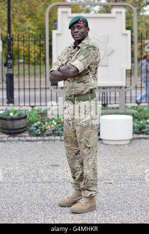 Marine Peter Abasa Miheso, du Kenya, à la caserne Wellington, à Londres, en tant que personnel de la 3 Brigade Commando, se préparer à mars au Parlement pour une réception à la Chambre des communes. Banque D'Images