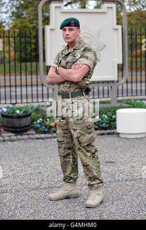 Marine Harry Butcher, du 42 Commando à la caserne Wellington, à Londres, à titre de personnel de la 3 brigade Commando, se prépare à mars au Parlement pour une réception à la Chambre des communes. Banque D'Images