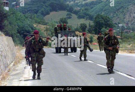 Parachutistes britanniques, qui font partie de la Brigade aéroportée de 5 à Kacanik, au Kosovo. La Brigade fait partie de la première vague de troupes de l'OTAN à entrer au Kosovo. *3/1/2000 - selon un rapport sur le programme d'aujourd'hui de la BBC radio 4, l'avancée de l'OTAN au Kosovo a été mise à l'ombre par de graves défaillances d'équipement subies par les troupes britanniques. Selon les documents divulgués au programme, les Serbes auraient pu écouter des radios soi-disant sécurisées, certains pistolets délivrés à des parachutistes britanniques ne fonctionnent pas correctement et les troupes ne pouvaient pas fonctionner correctement après la tombée de la nuit, faute de suffisamment de vision nocturne Banque D'Images