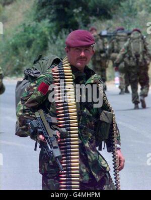 Un parachutiste britannique, qui fait partie de la Brigade aéroportée de 5 à Kacanik, au Kosovo. La Brigade fait partie de la première vague de troupes de l'OTAN à entrer au Kosovo. Banque D'Images