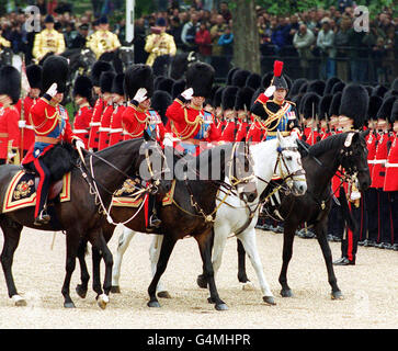 (G-D) le prince de Galles, le duc d'Édimbourg, le duc de Kent et la princesse royale saluent la reine lorsqu'ils la dépassent lors du Trooping The Color à Londres. La cérémonie marque l'anniversaire officiel de la Reine. Banque D'Images