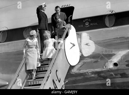 La princesse Anne parle à la princesse Margaret alors qu'elle quittait l'avion de la BOAC après avoir fait ses adieux à la reine mère, qui partirait pour un voyage en Rhodésie et en Nyasaland. Le prince Charles suit sa sœur sur les marches. Banque D'Images