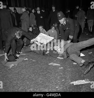 Politique - crise des missiles de Cuba - Manifestations - blocus US Embassy, Grosvenor Square Banque D'Images