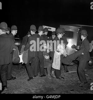 Des policiers élèvent de jeunes hommes dans des camionnettes de police en attente à Grosvenor Square, à Londres, lorsque 2,000 manifestants ont convergé vers l'ambassade des États-Unis pour protester contre le blocus américain de Cuba. Banque D'Images