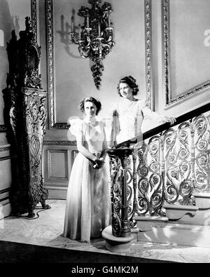 Une photographie Cecil Beaton de la princesse Elizabeth, à droite, et de la princesse Margaret, comme ils se posent près de l'escalier dans le palais de Buckingham Banque D'Images