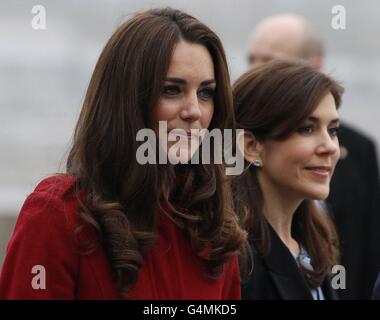 La duchesse de Cambridge (à gauche) marche avec la princesse Marie de la Couronne danoise lors d'une visite au centre d'approvisionnement d'urgence de l'UNICEF à Copenhague. Banque D'Images