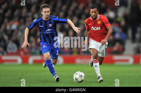 Nani de Manchester United lutte pour le ballon avec Cornel Rapa (à gauche) d'Otelul Galati lors du match de la Ligue des champions de l'UEFA à Old Trafford, Manchester. Banque D'Images