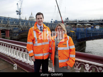 Le chancelier de l'Échiquier George Osborne et la secrétaire aux Transports Justine Greening lors d'une visite du projet Thameslink de Network Rail à Blackfriars à Londres. Banque D'Images