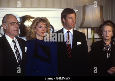 Le Premier ministre Margaret Thatcher (à l'extrême droite) avec le mari Denis (à l'extrême gauche) et le fils Mark (deuxième à partir de la droite) qui a annoncé son engagement auprès de Mme Diane Burgdorf (à côté de Denis), fille du concessionnaire automobile millionnaire américain Theodore C. Burgdorf. Banque D'Images