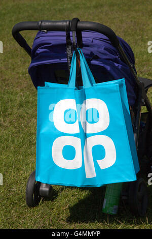 Nouveau logo Co-op sur les sacs réutilisables à Liverpool, Merseyside, Royaume-Uni Banque D'Images