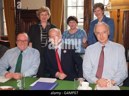 Le chef conservateur William Hague (c) avec des membres de son Cabinet fantôme après un remaniement, au Bureau central conservateur. Rangée arrière l à r : Angela Browning MP, Ann Widdecombe MP, Theresa May MP. Avant : Michael Ancram (L) et Sir George Young Bt MP. Banque D'Images