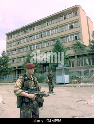 La vue extérieure du chapeau d'école est devenue un quartier général de la police serbe à Pristina, au Kosovo, à l'intérieur duquel une chambre de torture a été trouvée par l'armée britannique qui est entrée dans la province dans le cadre d'une force de maintien de la paix de l'OTAN. Banque D'Images