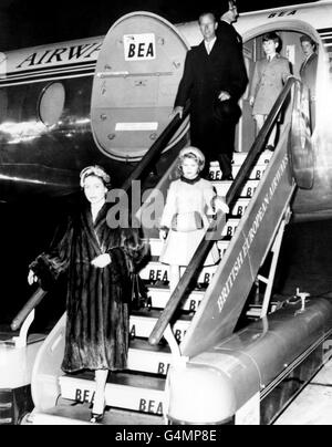 La famille royale, réunie après une séparation de quatre mois à cause de la visite du monde du duc d'Édimbourg, quitte l'avion BEA à l'aéroport d'Heathrow après le vol de la Reine et du duc d'Édimbourg au départ de la visite d'État au Portugal.La Reine mène la voie, suivie de la princesse Anne, du duc d'Édimbourg et du prince Charles. Banque D'Images