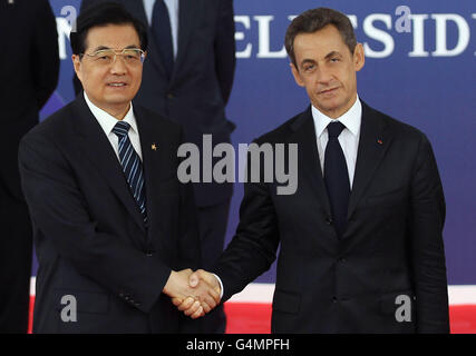 Le président de la République populaire de Chine Hu Jintao est accueilli par le président français Nicolas Sarkozy au sommet du G20 à Cannes, en France. Banque D'Images