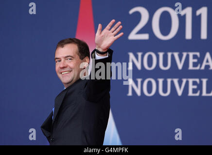 Le président russe Dmitri Medvedev se fait une vague après avoir été accueilli par le président français Nicolas Sarkozy au sommet du G20 à Cannes, en France. Banque D'Images