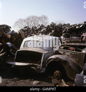 Automobile - caractéristiques des voitures abandonnées - Waltham Cross, Hertfordshire.Les voitures mises au rebut attendant d'être écrasées au chantier de ferraille de Waltham Cross, dans le Hertfordshire Banque D'Images