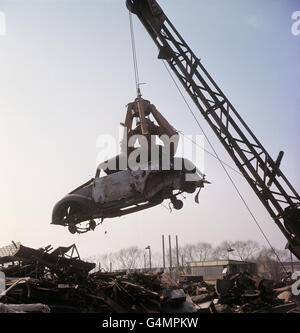 Automobile - caractéristiques des voitures abandonnées - Waltham Cross, Hertfordshire.Une voiture mise au rebut est ramassée prête pour l'écrasement au chantier de ferraille de Waltham Cross, dans le Hertfordshire Banque D'Images