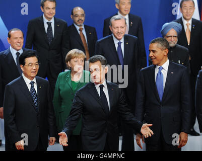 Le président français Nicolas Sarkozy pose une photo de famille avec ses homologues du G20 le premier jour du sommet du G20 à Cannes, en France. Banque D'Images