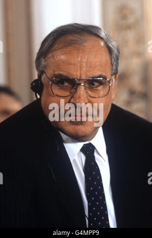 Allemagne de l'Ouest le chancelier Helmut Kohl lors d'une conférence de presse au 10 Downing Street. Banque D'Images