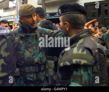 Le sergent Stu Dunsmore de Liverpool (au centre) dit à un officier de l'armée serbe de se rendre à l'armée britannique au centre de Podujevo, au Kosovo. Les troupes britanniques entraient dans la ville dans le cadre d'une force de maintien de la paix de l'OTAN. Banque D'Images