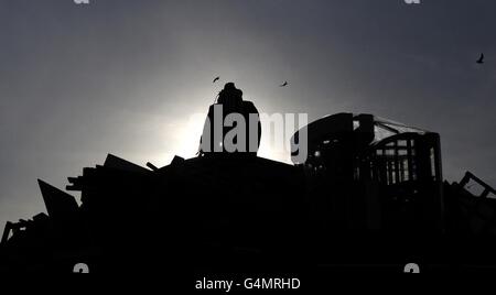 Une silhouette du « Guy » se trouve au sommet de la table ronde Southport Hesketh Bonfire à Victoria Park, Southport, Merseyside. Banque D'Images