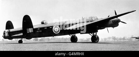 Un SQD N°9 Avro Lancaster I, R5700 WS-N, sur la piste de la RAF Waddington au début de 1942. Cet avion a été signalé comme manquant au cours des opérations au-dessus de Hanovre le 23 septembre 1943. L'avion avait été abattu et s'était écrasé à Bad Munder-am-Deister, à 25 km au sud-ouest de Hanovre. Aucun des membres de l'équipage n'a survécu. Ils ont été enterrés dans le cimetière de guerre local, connu sous le nom de 'Limmer Friedhof'. Banque D'Images