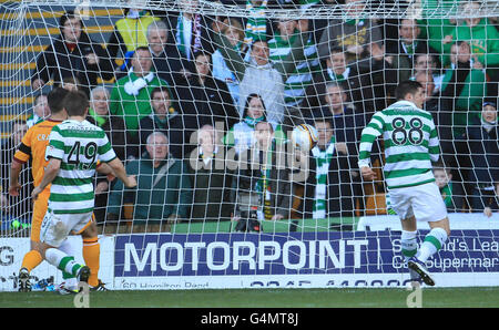 Gary Hooper du Celtic marque le but gagnant lors du match de la première ligue écossaise de la banque Clydesdale à Fir Park, Motherwell. Banque D'Images