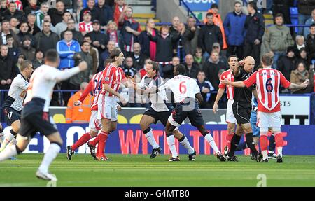 Kevin Davies (au centre) de Bolton Wanderers célèbre après avoir marquant le but d'ouverture de son équipe, alors que Glenn Whelan (6) de Stoke City appelle l'arbitre Howard Webb (deuxième à droite) Banque D'Images